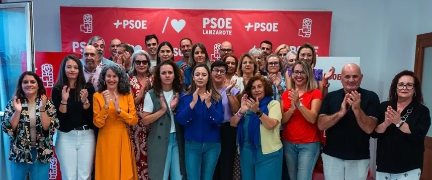 Asistentes al homenaje realizado por el PSOE a las víctimas de violencia de género en su sede.