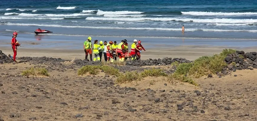 Personal del SUC, bomberos y Emerlan realizando el traslado del accidentado.
