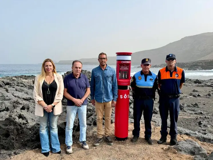 Jesús Machín y Yurena Cubas junto a el nuevo dispositivo 'OneUp'.