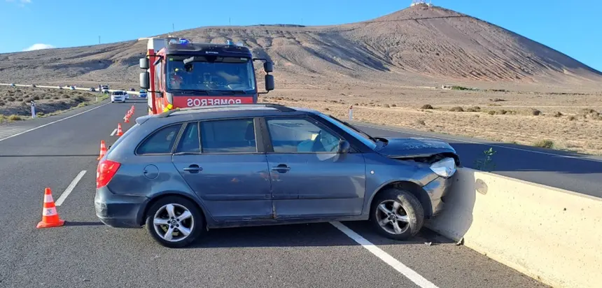 El coche quedó empotrado contra el muro que separa la carretera.