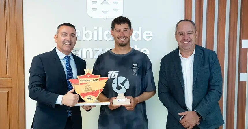 Daniel Hernández junto a Oswaldo Betancort y Juan Monzón.