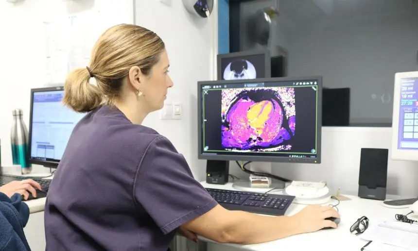 Imagen del equipo y de una de las profesionales que lo maneja.