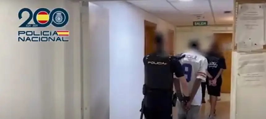 Imagen del vídeo que ha enviado la Policía Nacional con la entrada de los detenidos en la Comisaría. 