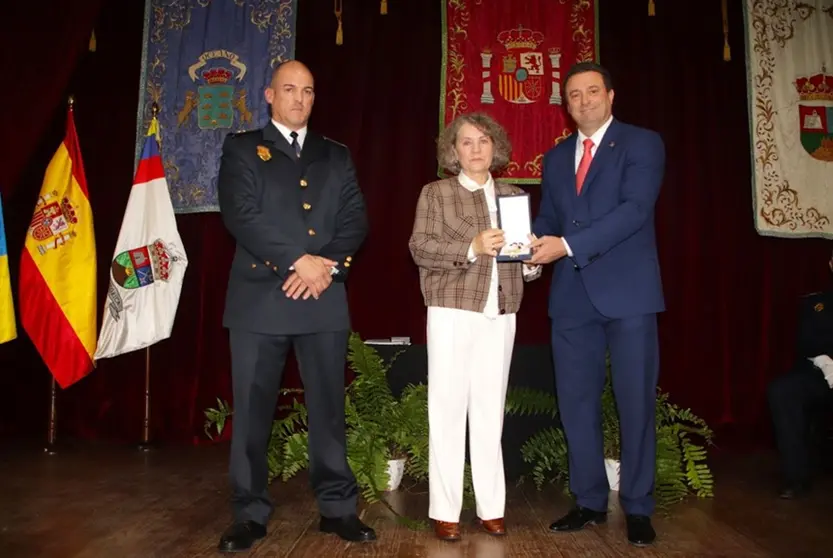 El alcalde Óscar Noda entregó el reconocimiento.