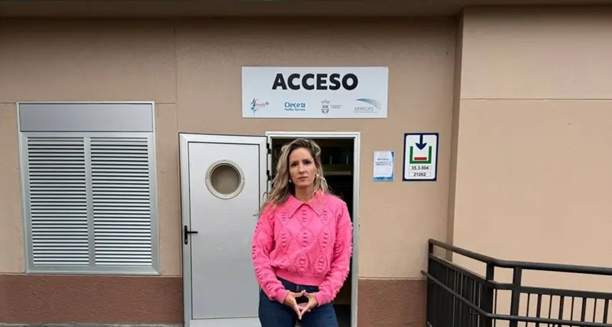 Sheila Guillén en los exteriores del Palacio de Deportes de Argana.