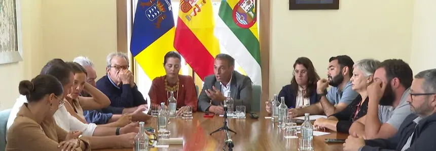 Alfredo Villalba interpelando a un componente de Compromiso por Haría durante uno de los últimos plenos celebrados.