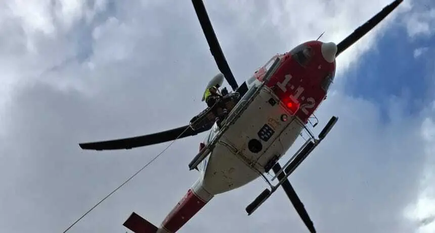 Helicóptero realizando las labores de evacuación.