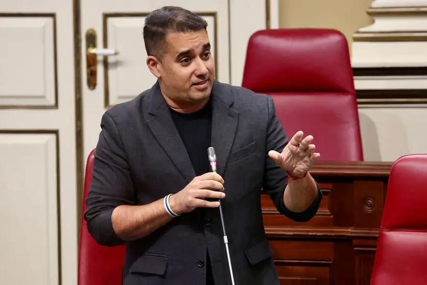 Yoné Caraballo en el Parlamento de Canarias (1)