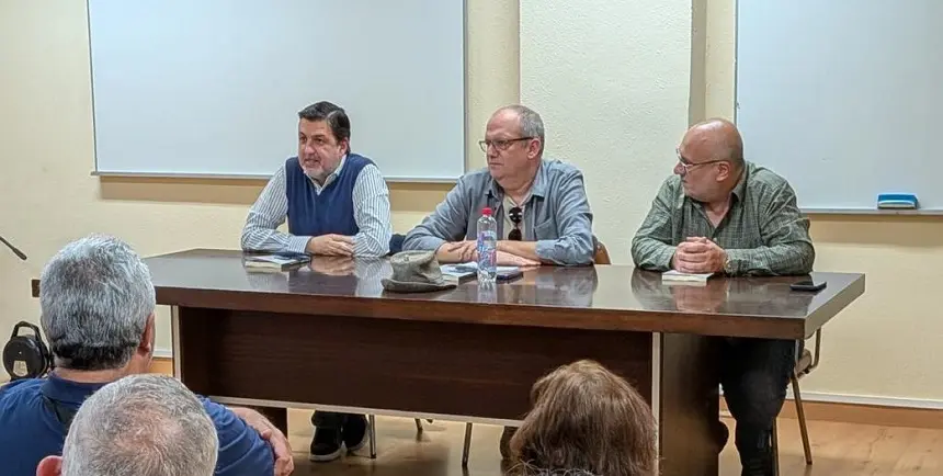 El autor de la obra, en el centro de la imagen, durante la exposición a los asistentes.