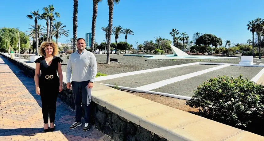 El alcalde de Arrrecife y la concejala de Turismo, Comercio y Deportes, junto al Parque Temático, cuyas obras están unidas a la concesión del suelo por Costas.