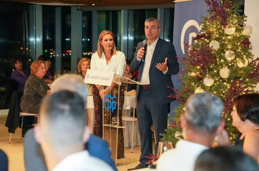 Astrid Pérez con Manolo Domínguez durante los discursos.