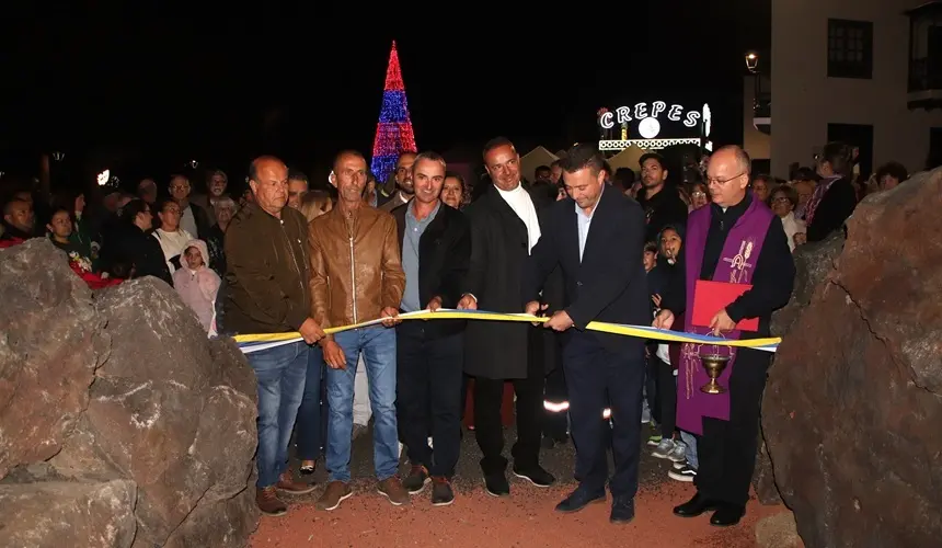 Momento de la inauguración del belén con los autores, el alcalde de Yaiza y el párroco cortando la cinta.