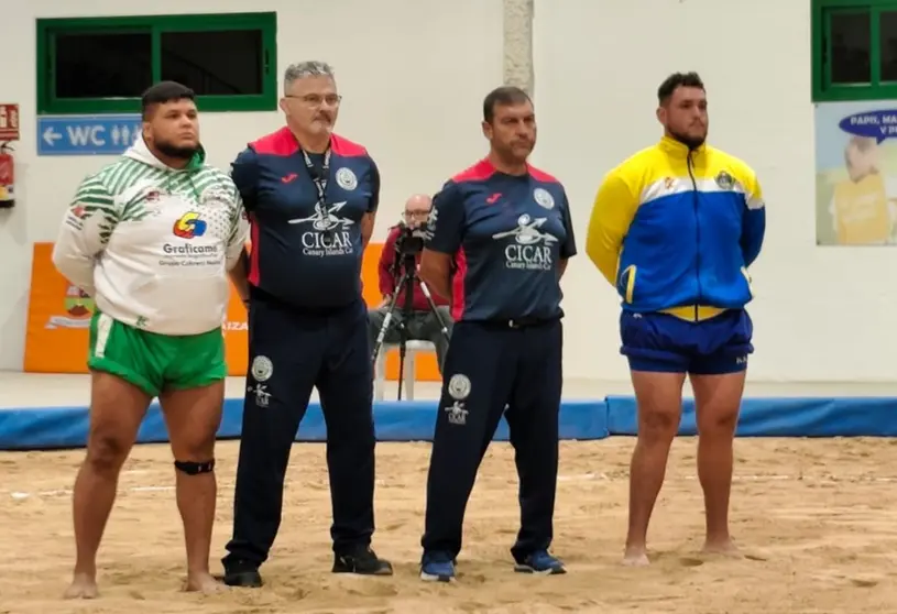 Los capitanes del San Bartolomé y del Yaiza con los árbitros antes del inicio de la contienda.