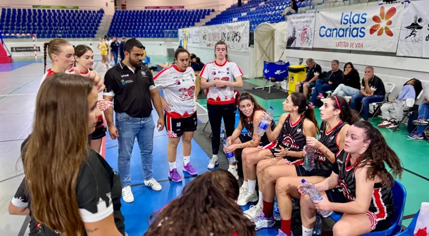 Las jugadoras analizando la situación del encuentro desde el banquillo.
