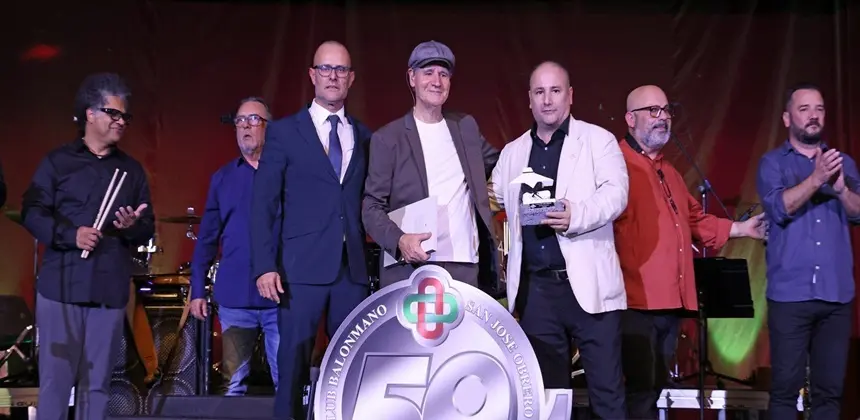 Los dirigentes del club con los históricos componentes de Taburiente.