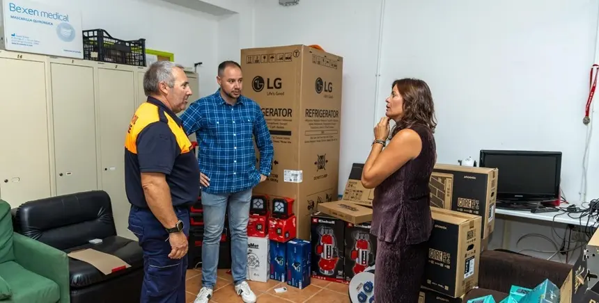 Olivia Duque y Ginés González junto al nuevo material Protección Civil Teguise.