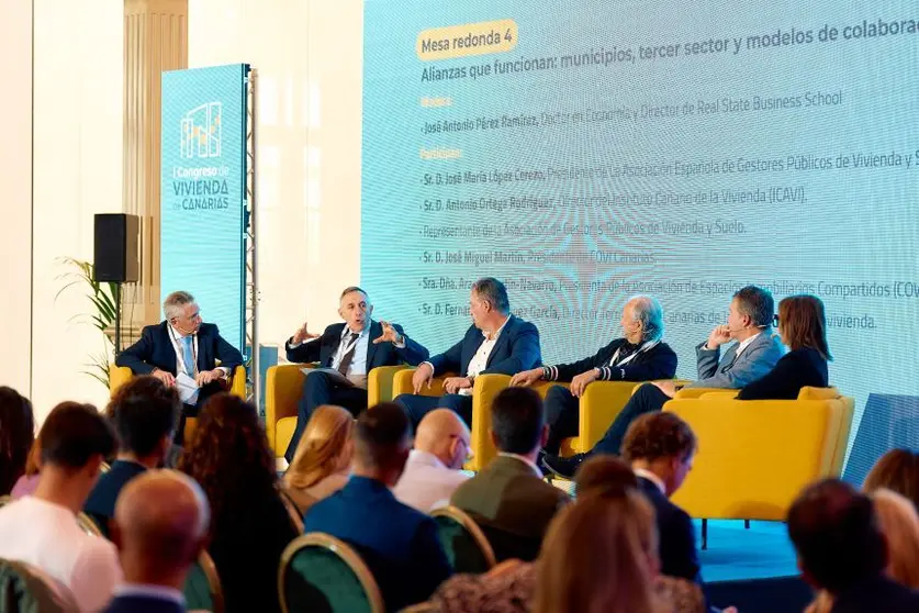 El director gerente y el director de Inversión de Estrategia de Visocan presentan el informe de coyuntura del Observatorio Canario de la Vivienda.