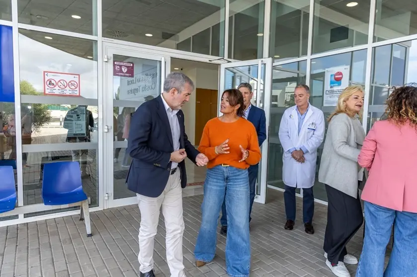 Olivia Duque junto a  Fernando Clavijo en su visita al Centro de Salud de Costa Teguise.