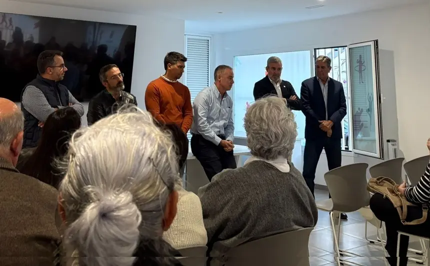 Imagen que envía el PSOE de la reunión que mantuvo Clavijo y su equipo con los vecinos de Argana.