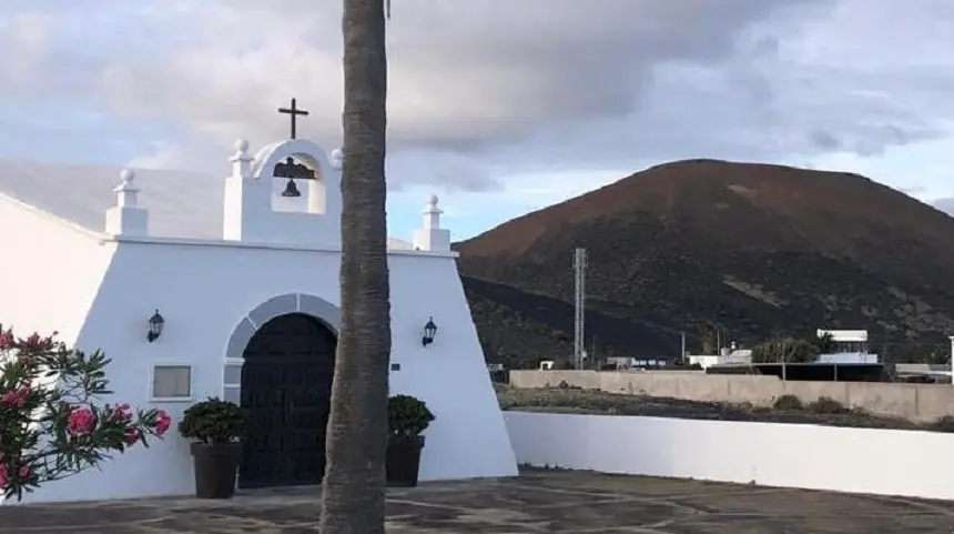 Imagen de la bonita ermita de Masdache con la torre al fondo.