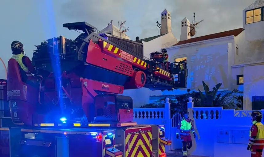 Bomberos del Consorcio de Seguridad y Emergencias realizando la actuación.