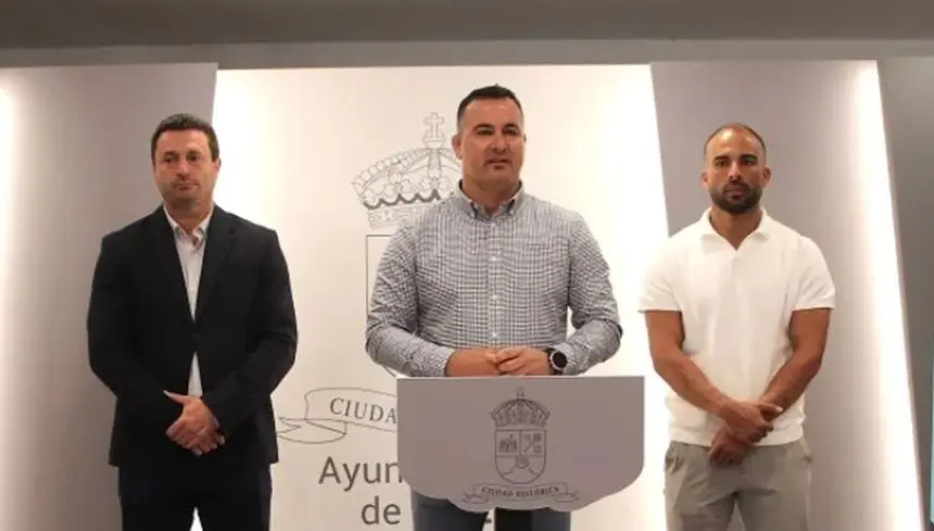 Ángel Lago en el centro de la imagen con el alcalde Óscar Noda y el concejal Daniel Medina.
