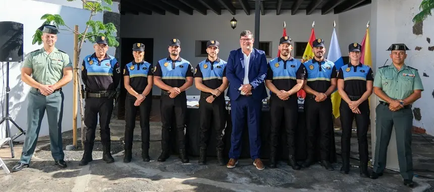Los agentes posando con el alcalde y con los mandos de la Guardia Civil que acudieron a la cita.