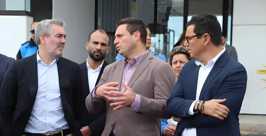 Óscar Noda junto a Fernando Clavijo y Pablo Rodríguez en el puerto de Playa Blanca
