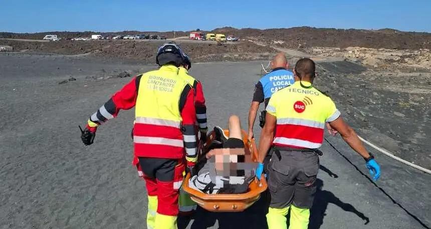 Traslado del afectado en la Playa de Janubio.