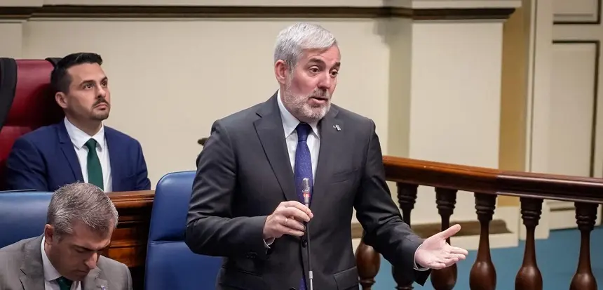 Fernando Clavijo durante su intervenci&oacute;n este martes en el Parlamento auton&oacute;mico.