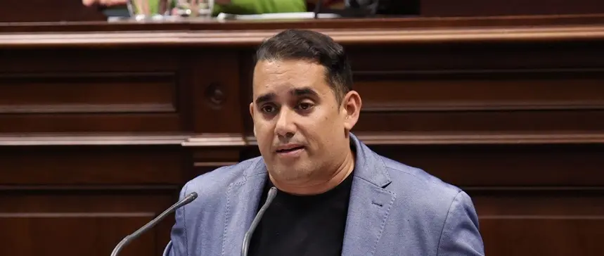 Yoné Caraballo durante el pleno parlamentario.