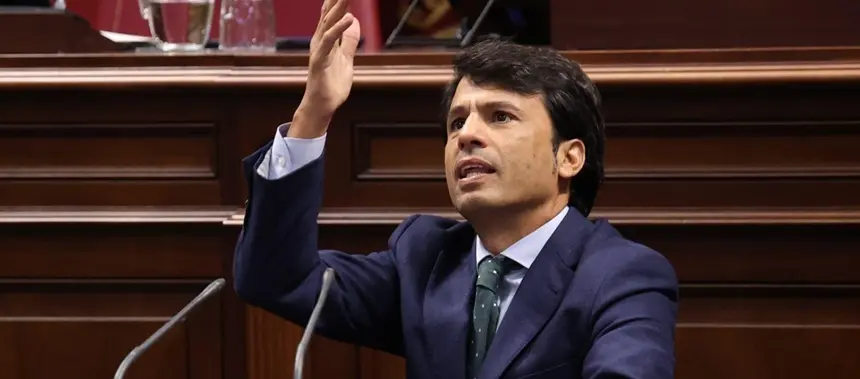 Marcos Bergaz en el Parlamento de Canarias.