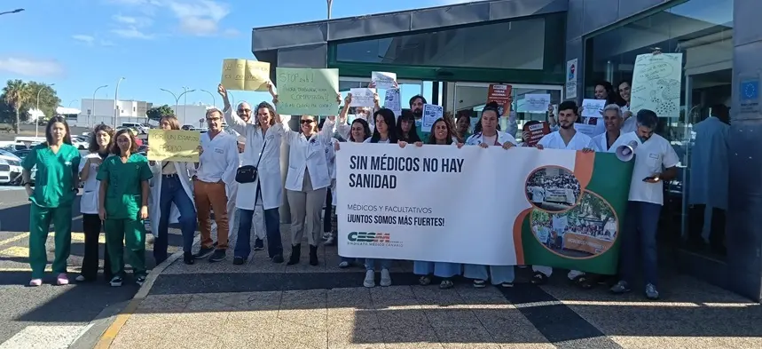 Médicos frente al Hospital de Lanzarote.