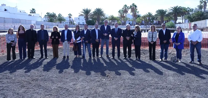 Representantes públicos junto a las obras del Centro de Atención Integral de Cáritas en Altavista.