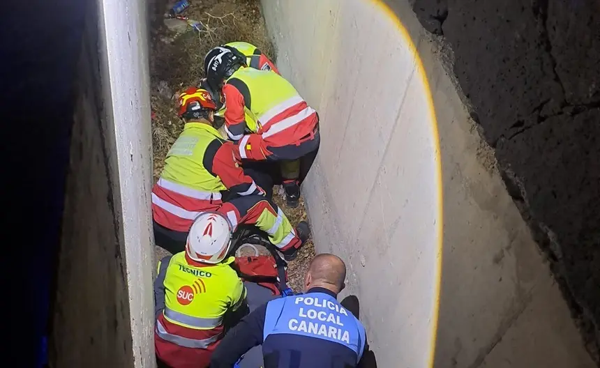 Instante en el que los bomberos preparaban el operativo para sacar de la zanja al herido.