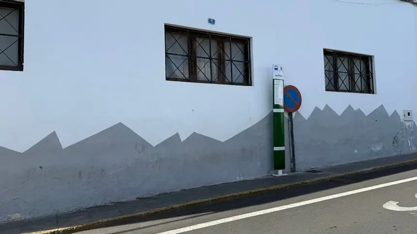 Parada de guagua en Haría.