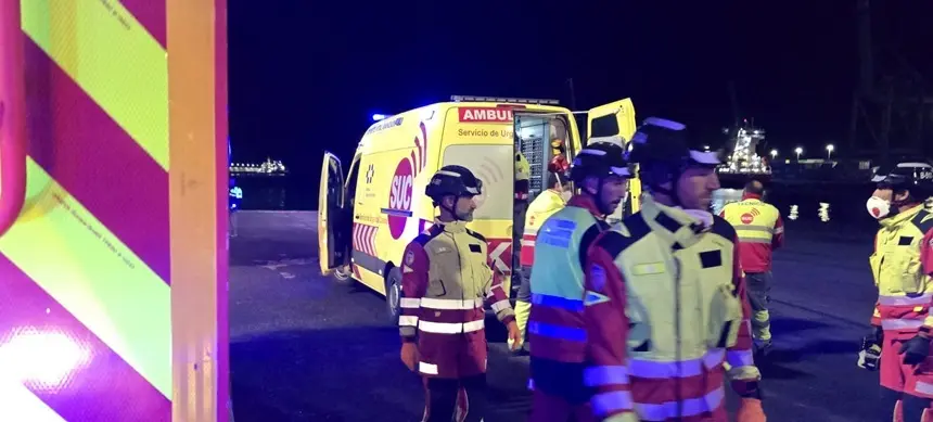 Momento del traslado a la ambulancia de la persona afectada.