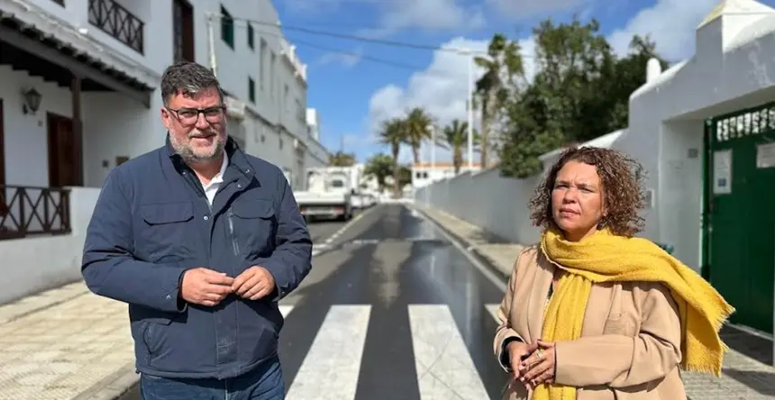 El alcalde de San Bartolomé con la concejal de Urbanismo.