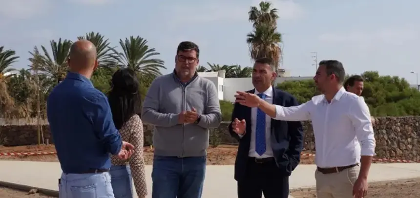 Oswaldo Betancort e Isidro P&eacute;rez visitando una de las obras financiadas por el Cabildo en San Bartolom&eacute;.