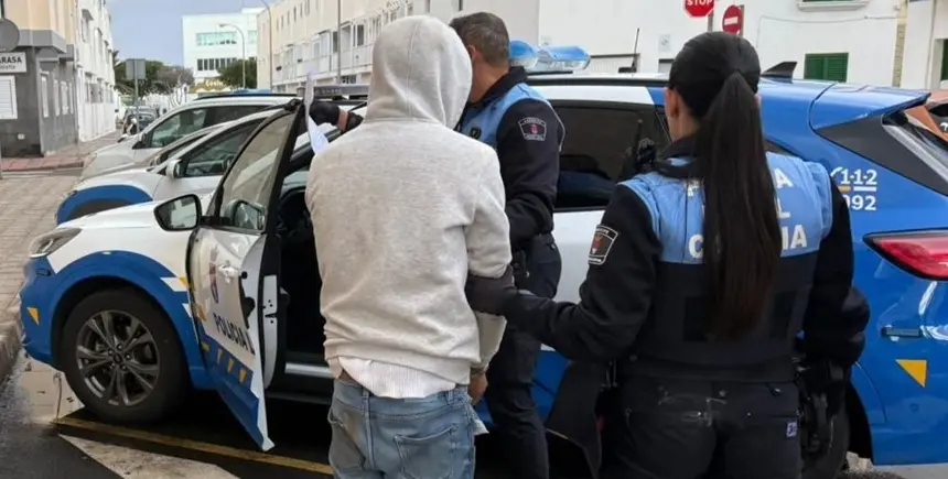 Uno de los detenidos por la Polic&iacute;a Local de Arrecife al okupar de manera ilegal una vivienda en el centro de la capital.