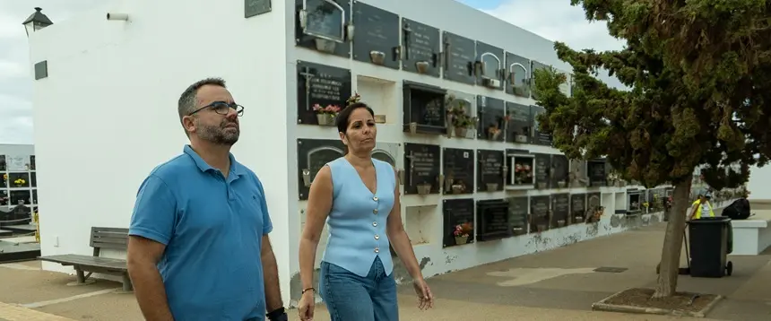 Echedey Eugenio y Cathaysa Suárez en el cementerio