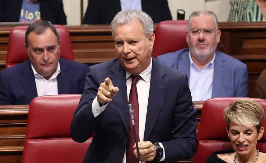 Sebasti&aacute;n Franquis en el Parlamento de Canarias.