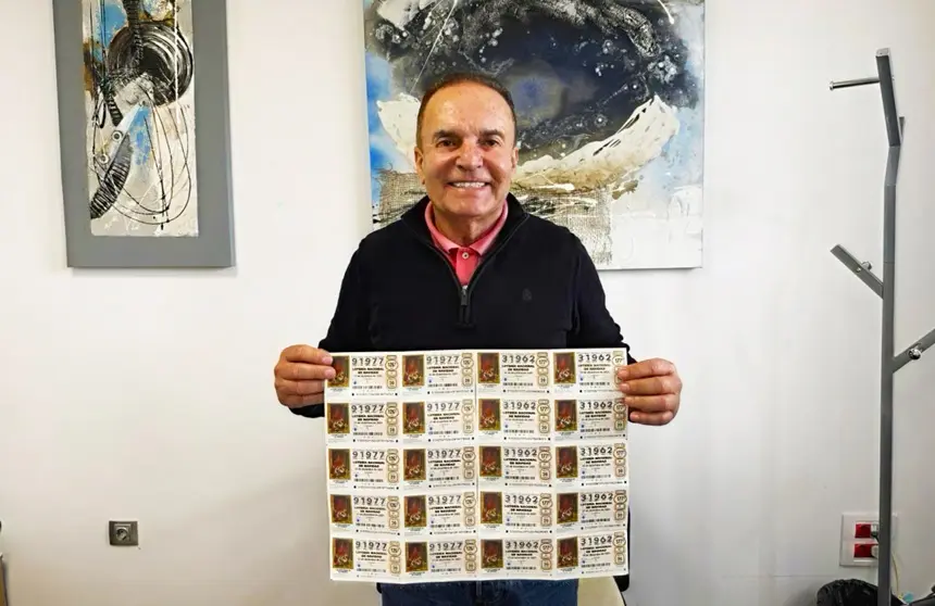 El alcalde de Tinajo con los d&eacute;cimos que compra todos los a&ntilde;os.