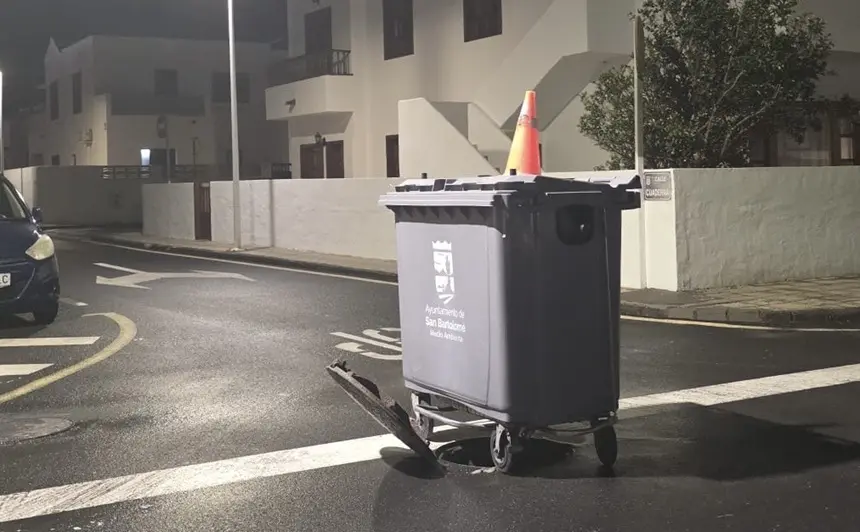 Imagen de un cubo de basura en Playa Honda.
