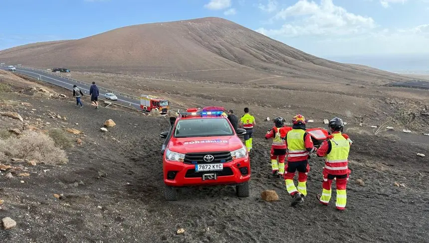 Momento del rescate en la zona de Las Grietas, que se ha puesto de moda y cuenta con la visita de miles de personas cada a&ntilde;o para retratar un paisaje que es &uacute;nico en el mundo.