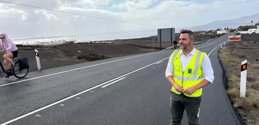 Jacobo Medina en la carretera que une Puerto del Carmen y Puerto Calero