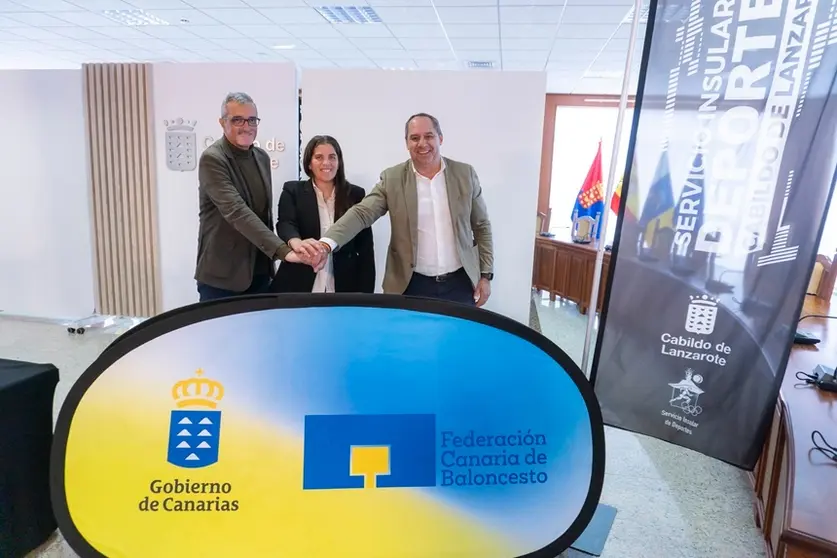 Juan Monz&oacute;n, Marci Acu&ntilde;a y  Mar&iacute;a Sosa en la presentaci&oacute;n del proyecto de deporte en igualdad &ldquo;Encestando Futuros&rdquo;.