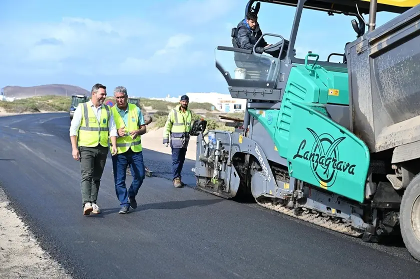 Jacobo Medina y Eugenio Robayna en las obras de la carretera de La Caleta.