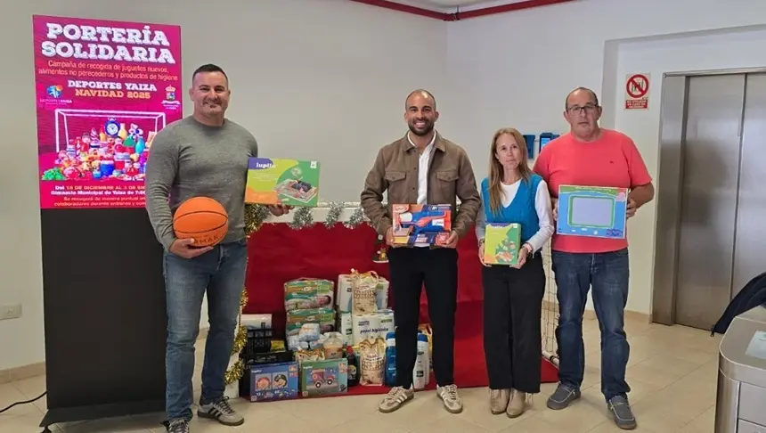 concejales de Yaiza en la porter&iacute;a solidaria.