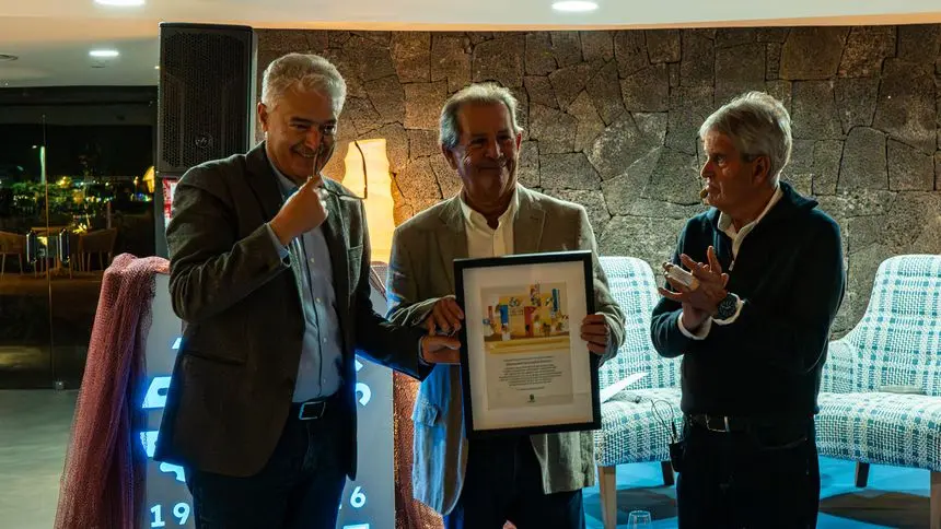 Bienvenido Saavedra, hist&oacute;rico director del hotel, con Jos&eacute; Juan Cruz y Juan Cruz.